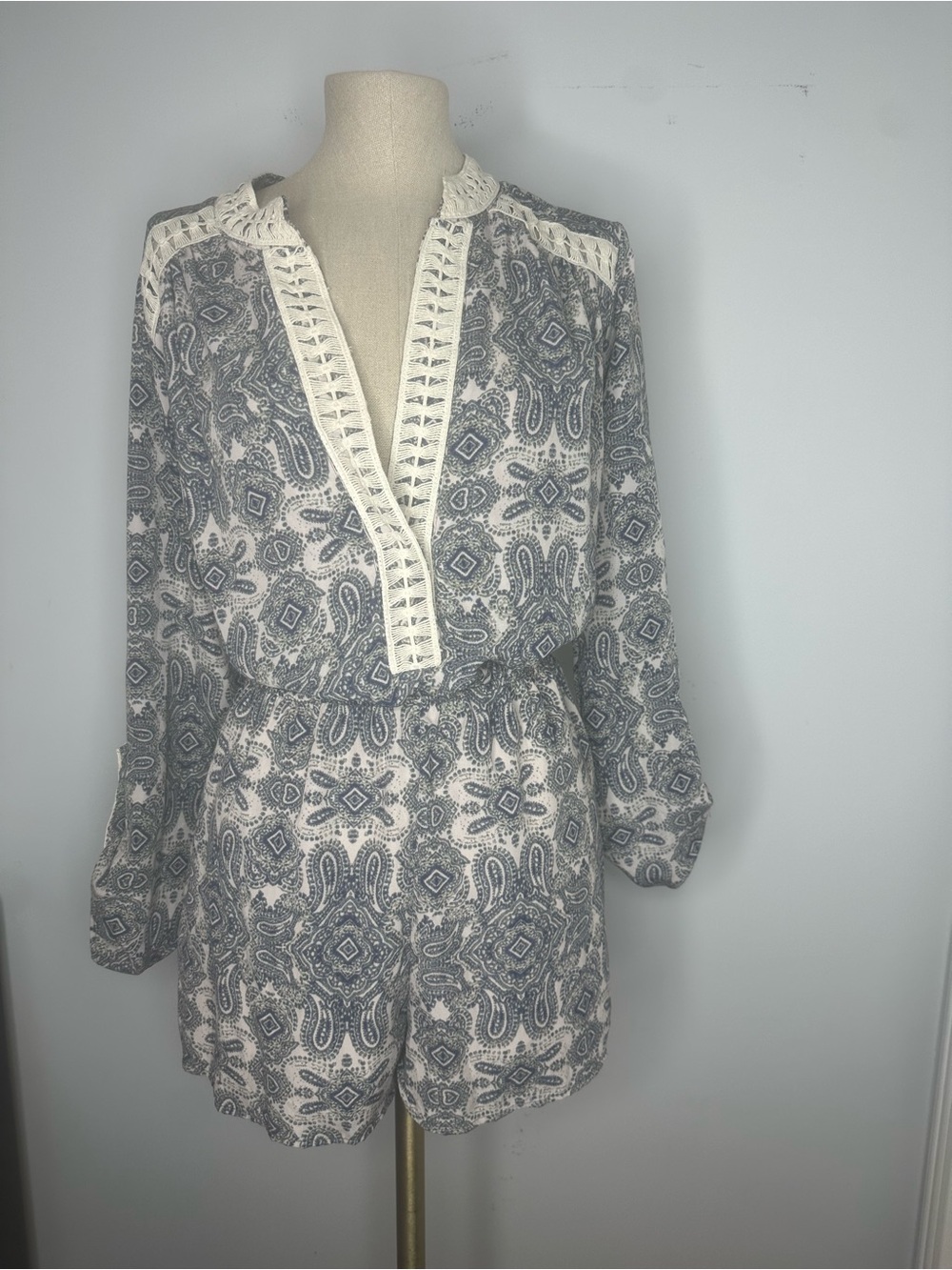 Romeo & Juliet Couture Paisley Crochet Long Sleeve Romper size L